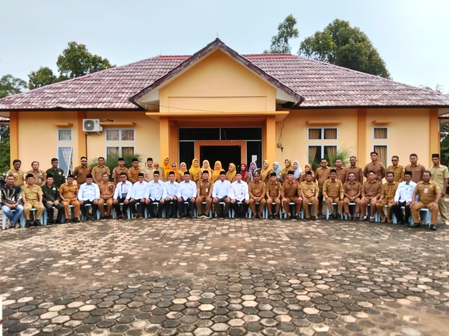 Kades dan Perangkat Desa Lebuh Hadiri Upacara Hari Jadi Kabupaten Karimun ke-26 di Kecamatan Belat